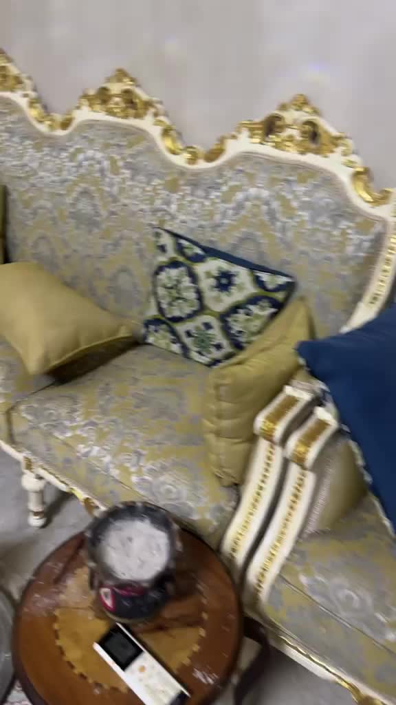 كنب ملكي نظيف واسع 18 شخص - 1
