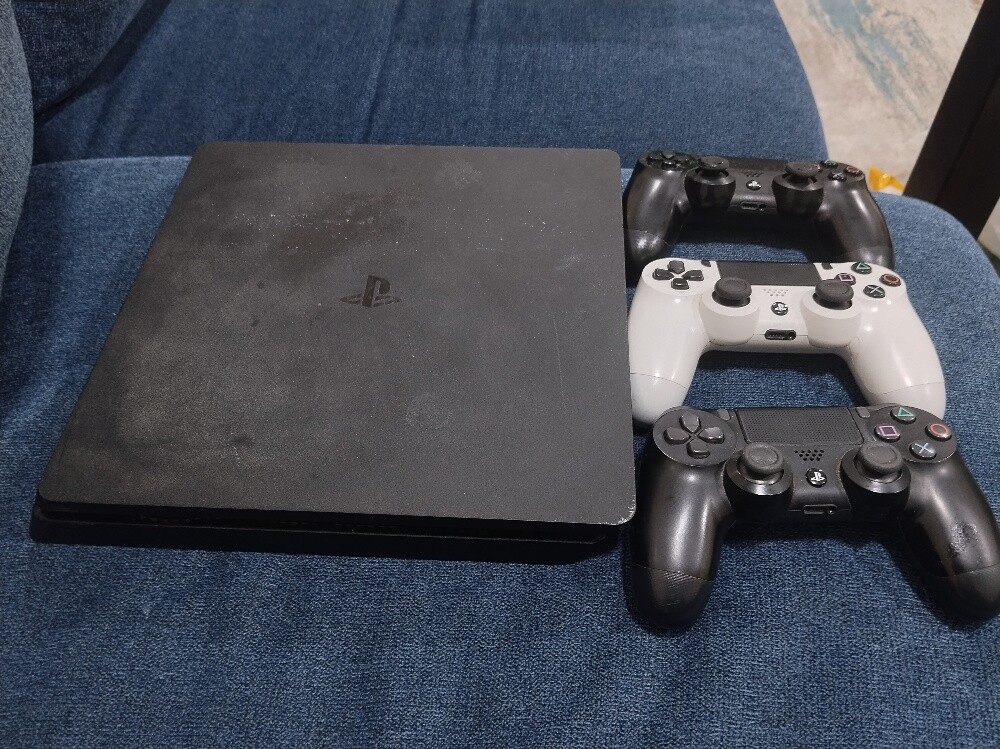 Playstation 4 with 3 controls - 3