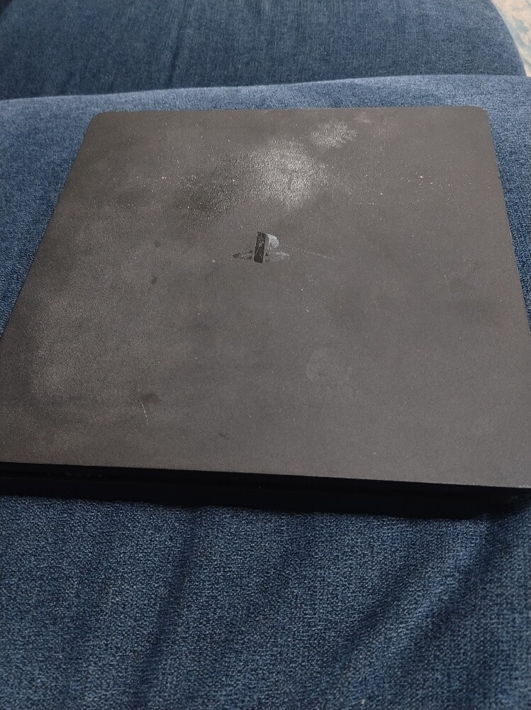 Playstation 4 with 3 controls - 2