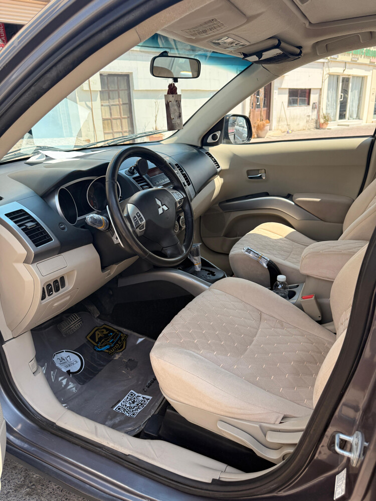 MITUBISHI OUTLANDER V6 - 7