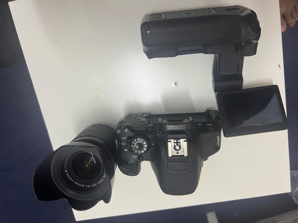 Canon D700 with Battery Grip - 3