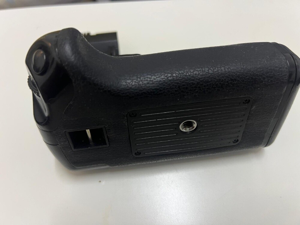 Canon D700 with Battery Grip - 7