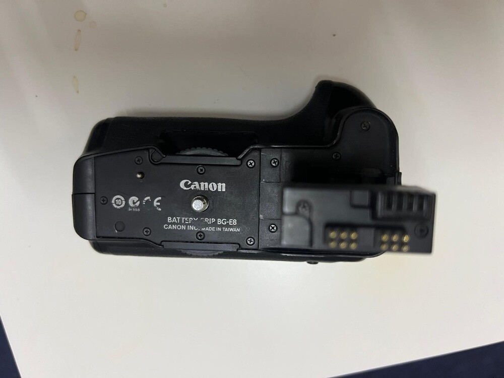 Canon D700 with Battery Grip - 11