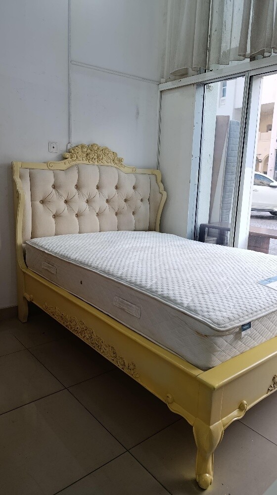 Queen size bed with mattress for sa - 2