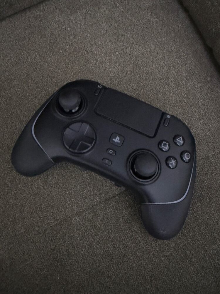 Razer Wolverine V2 Pro wired only - 1