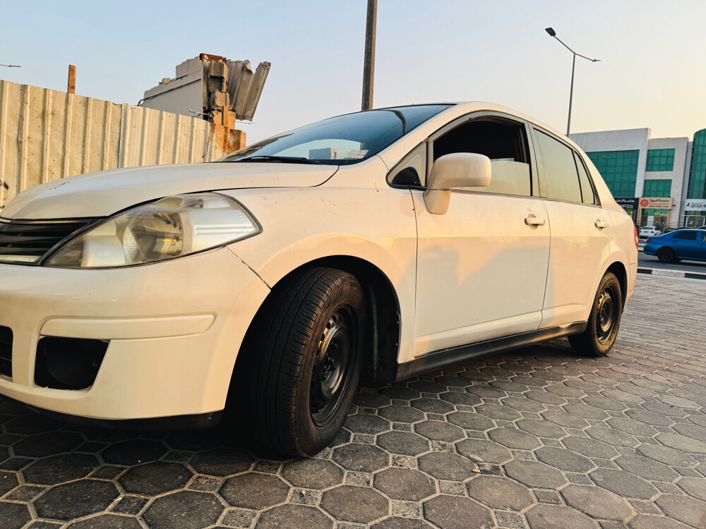 Nissan Tiida 2011 - 1