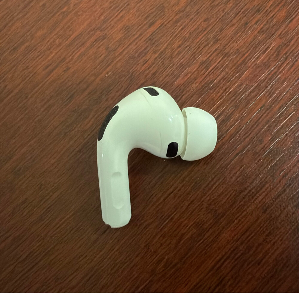 Apple AirPods Pro 3 RIGHT SIDE only - 1