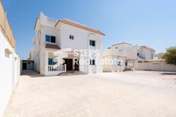 Villa with Garden for rent in Doha - 2