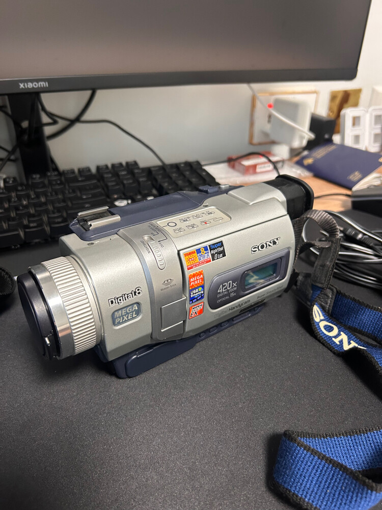 Sony Digital8 Handycam Bundle - Ful - 2