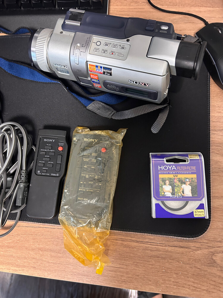 Sony Digital8 Handycam Bundle - Ful - 9