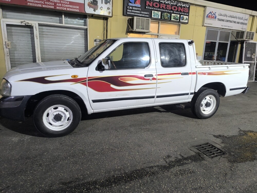 Nissan pick up - 1