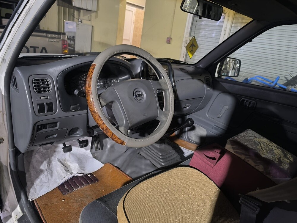 Nissan pick up - 5