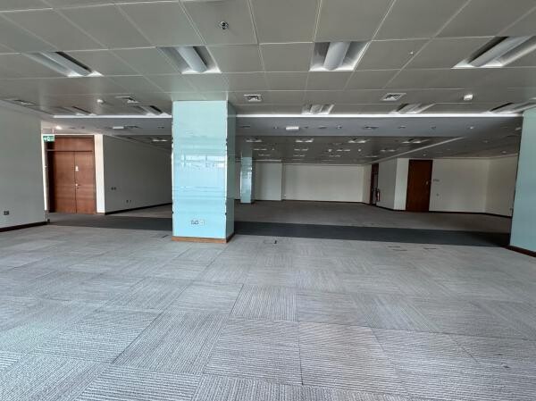 FULL-FLOOR OFFICE -WEST BAY -2,200 - 3