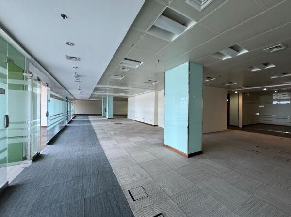 FULL-FLOOR OFFICE -WEST BAY -2,200 - 8