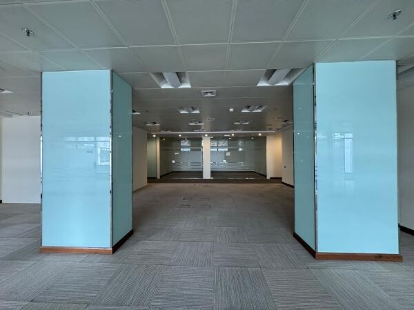 FULL-FLOOR OFFICE -WEST BAY -2,200 - 15