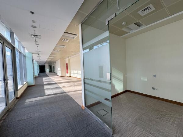 FULL-FLOOR OFFICE -WEST BAY -2,200 - 5