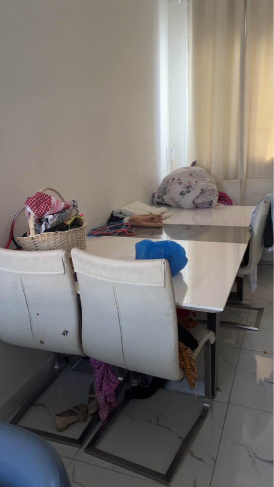 طاولة كبيرة مع كراسي - 3