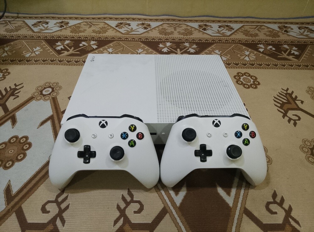 Xbox one x and Xbox one s 1TB - 4