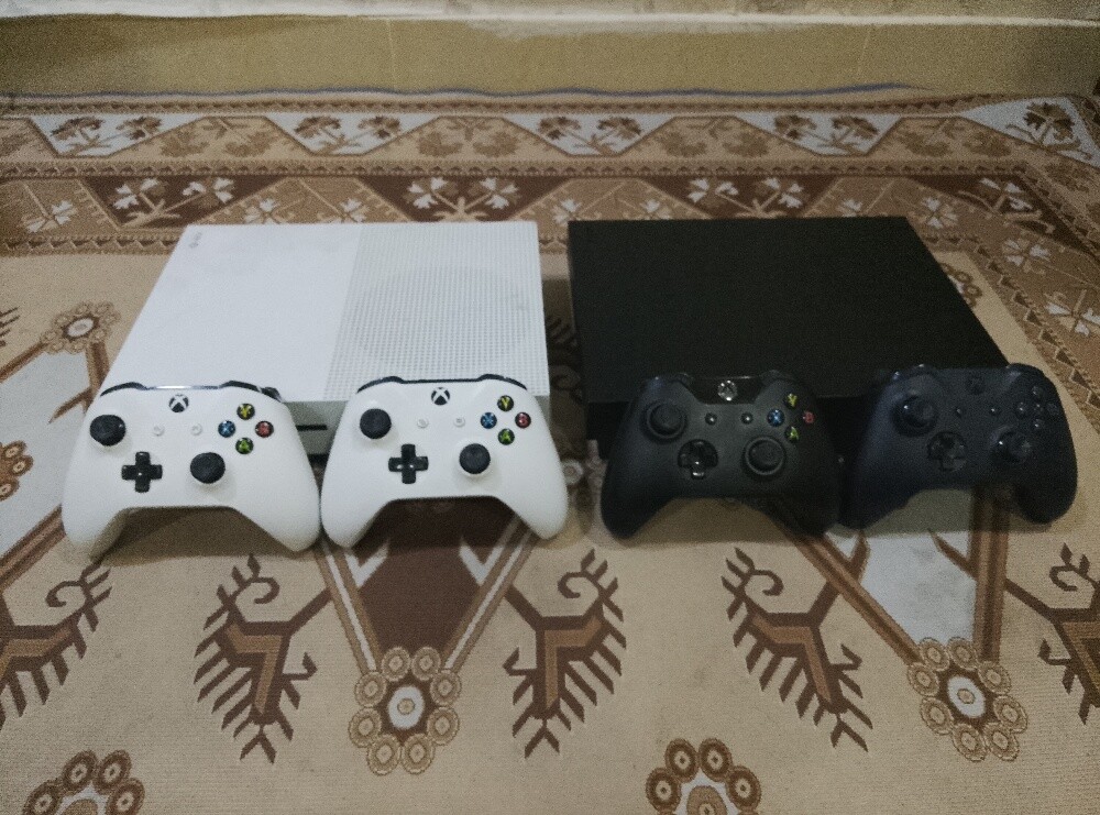 Xbox one x and Xbox one s 1TB - 2