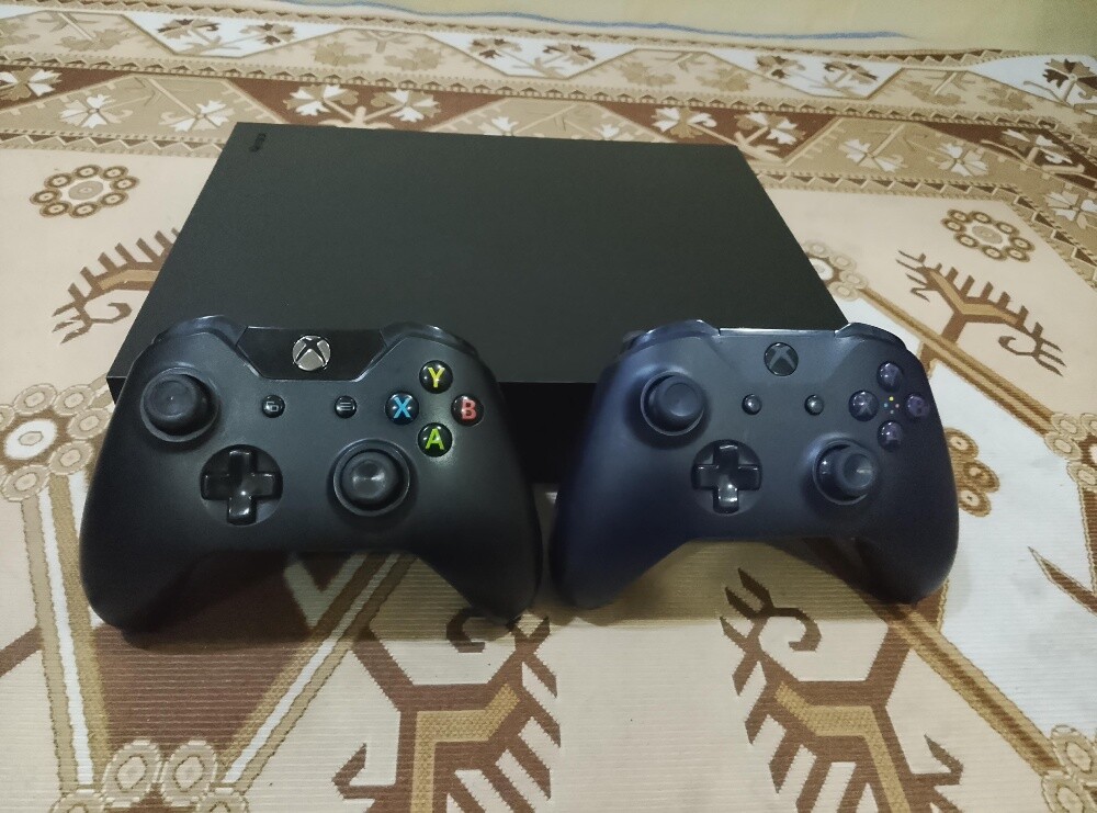Xbox one x and Xbox one s 1TB - 3