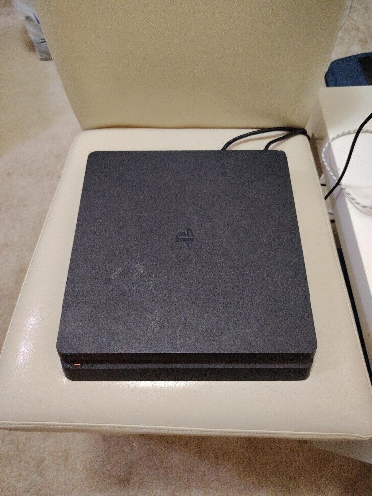 play station 4 - 1