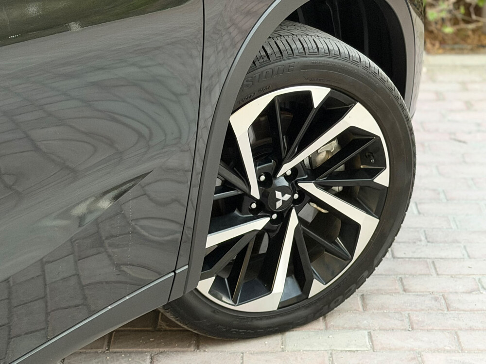 2025 Mutsubishi Outlander 2.5 - 4