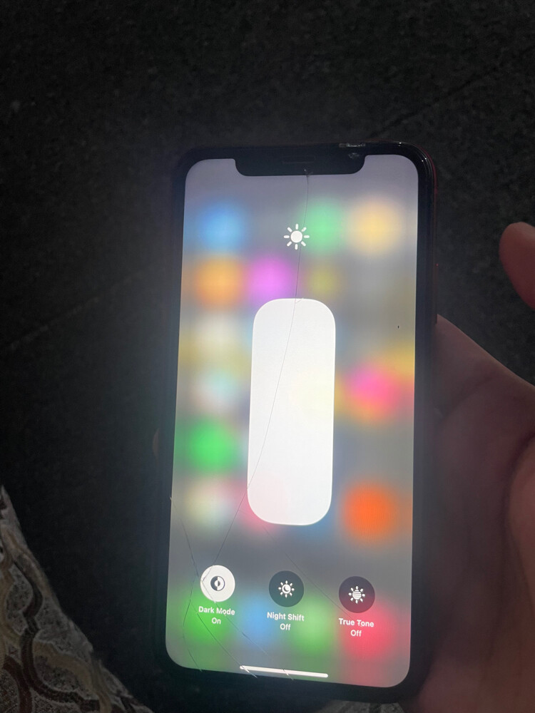 iPhone XR  - 1