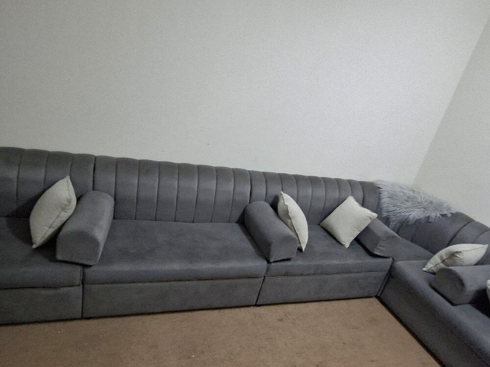 Grey sofa with 7 back cushions and - 1