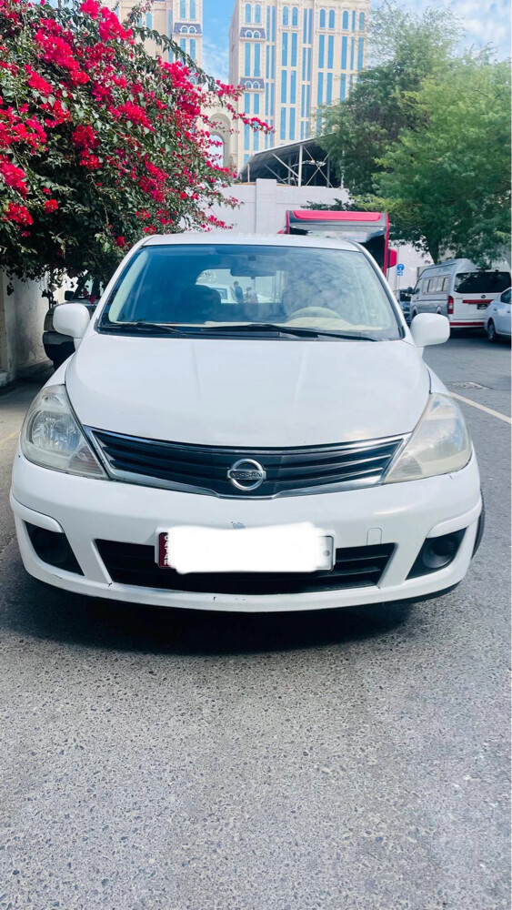 Nissan tiida 2013 family car  - 1