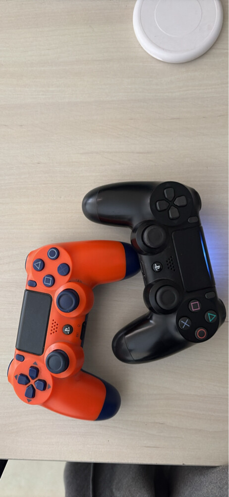 ps4 1tb with 2 official controllers - 2