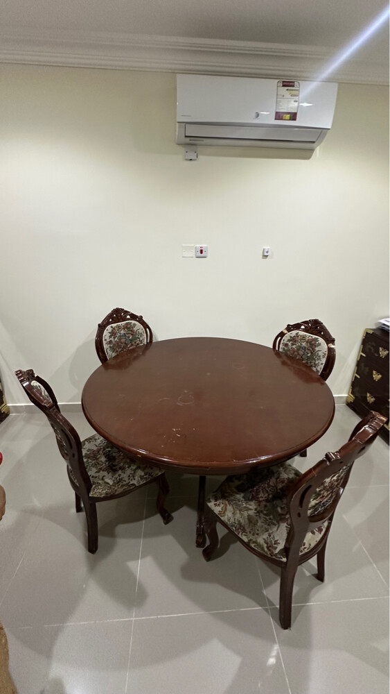 طاولة طعام مع كراسي - 1