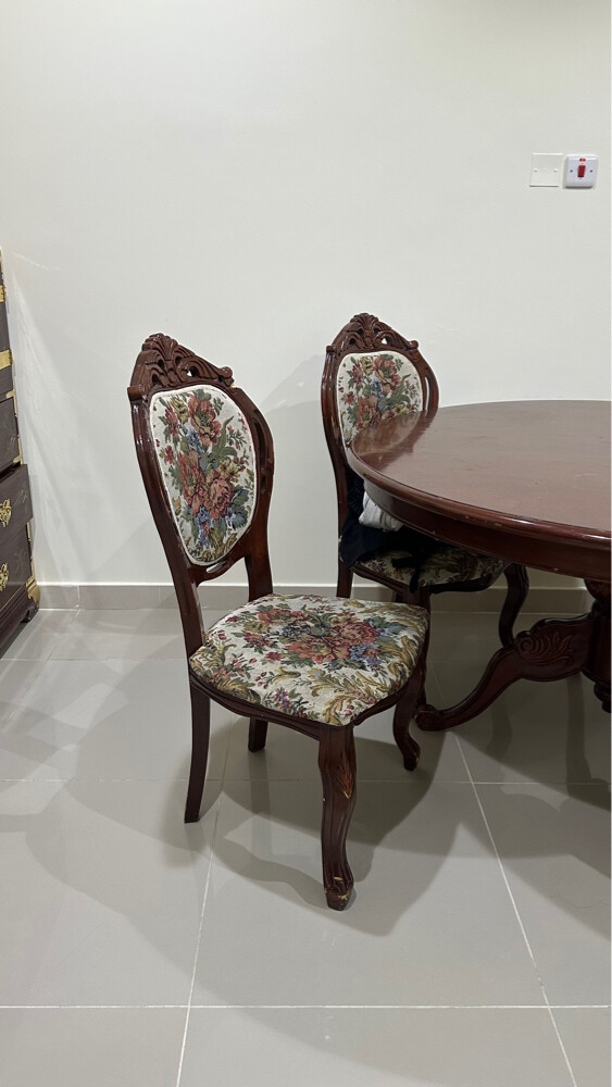طاولة طعام مع كراسي - 2