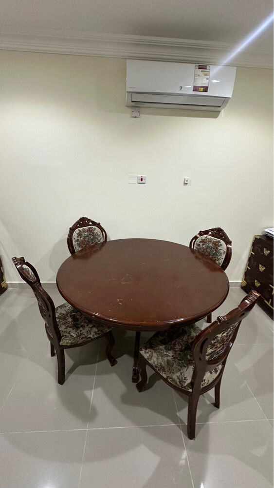 طاولة طعام مع كراسي - 4