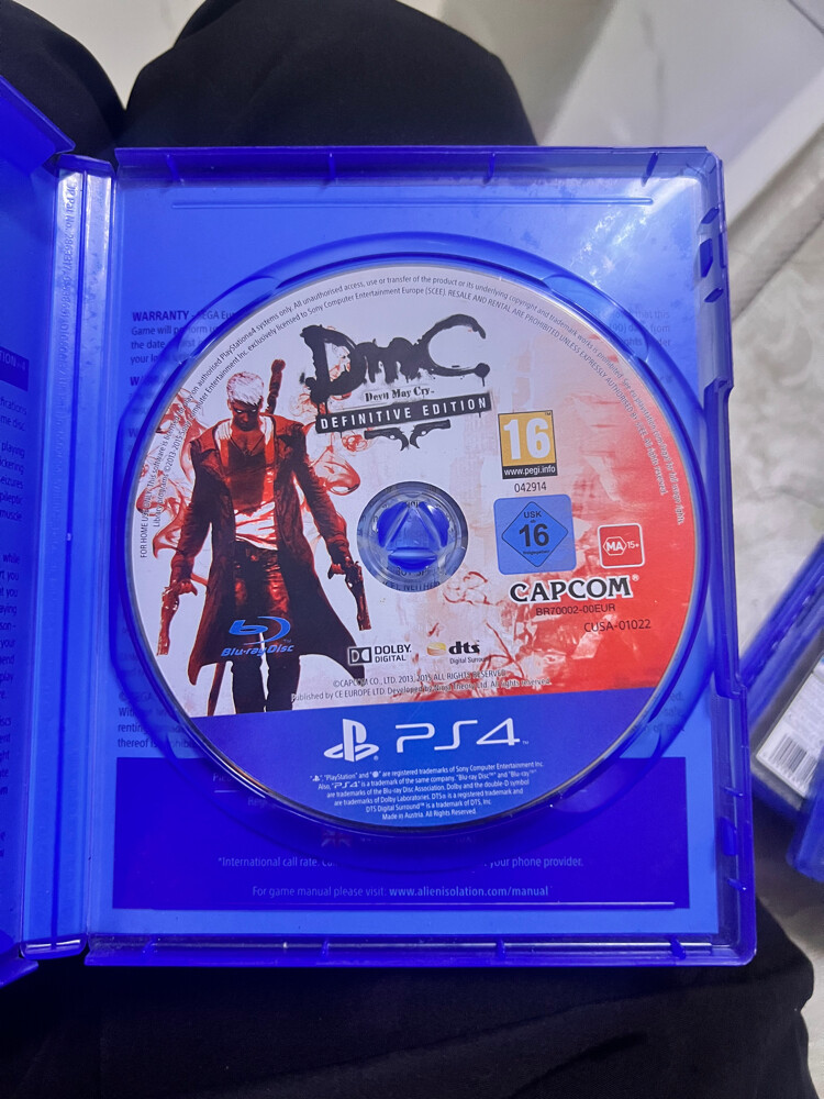 PS4 pro 1TB + 2 controller + games - 9