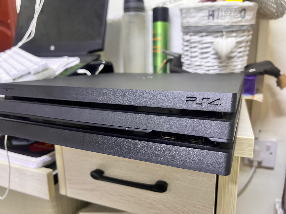 PS4 pro 1TB + 2 controller + games - 4