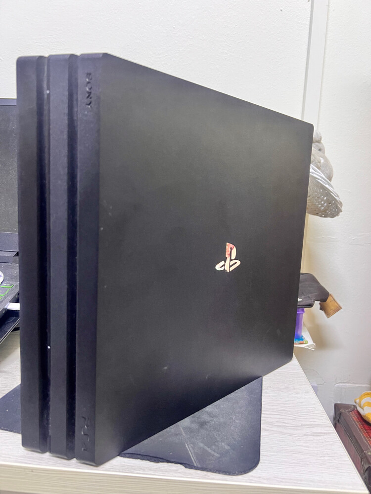 PS4 pro 1TB + 2 controller + games - 5