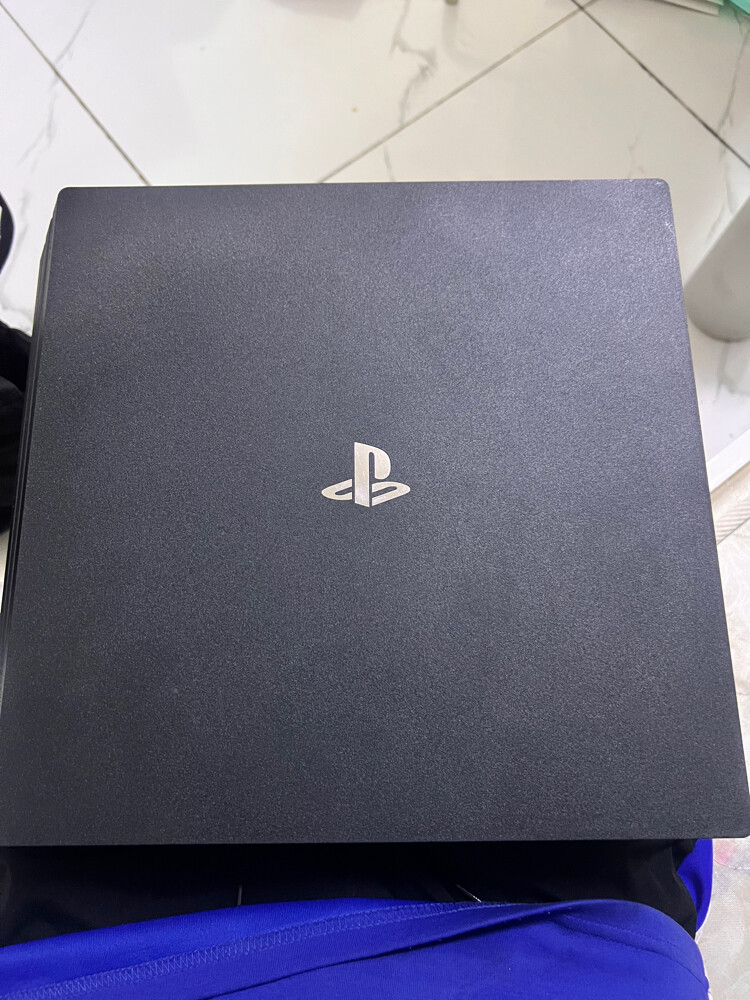 PS4 pro 1TB + 2 controller + games - 2