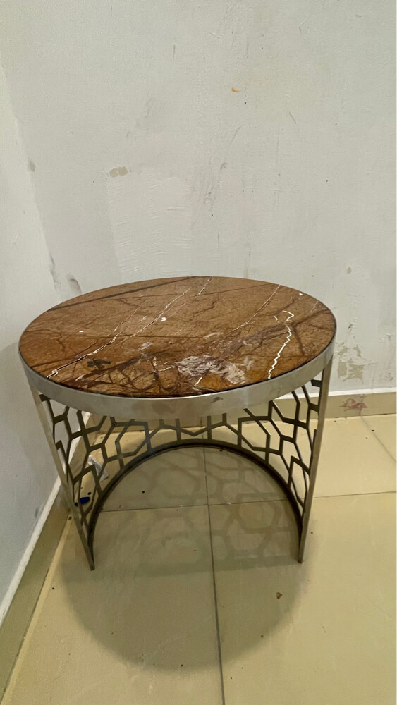 Iron circular table, with a very di - 1