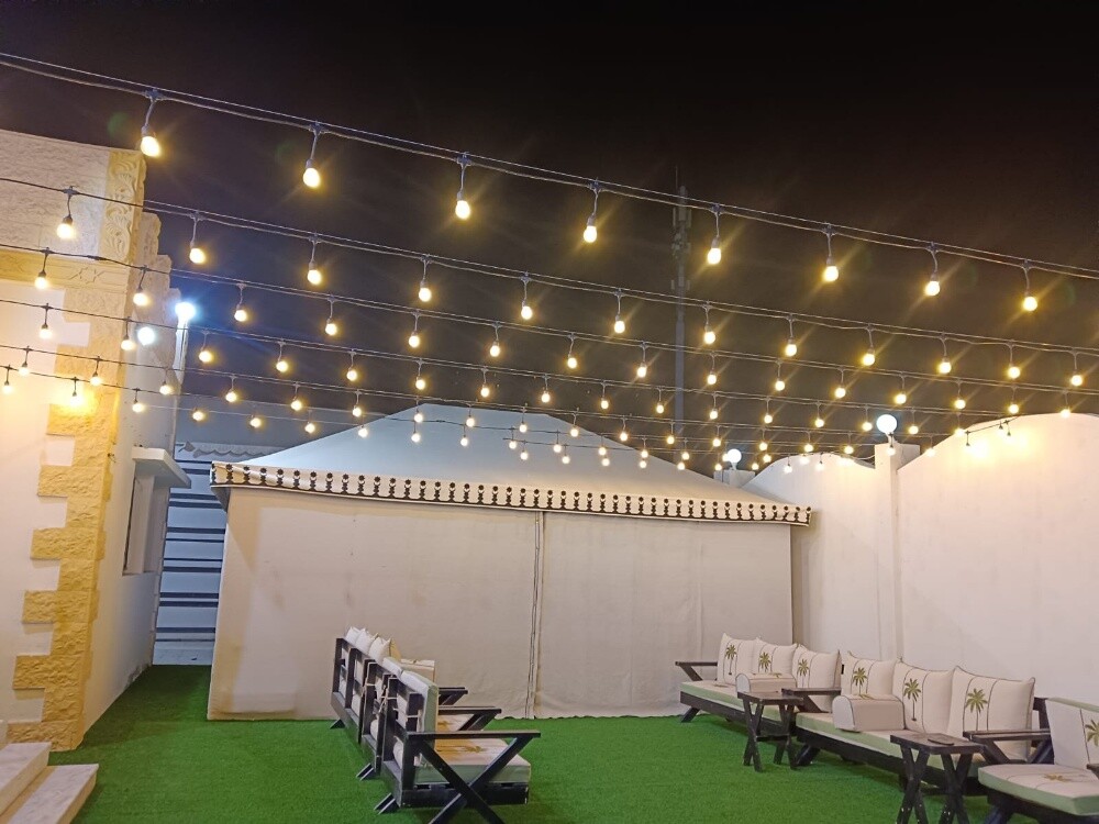 Black wire with bulbs.... - 2