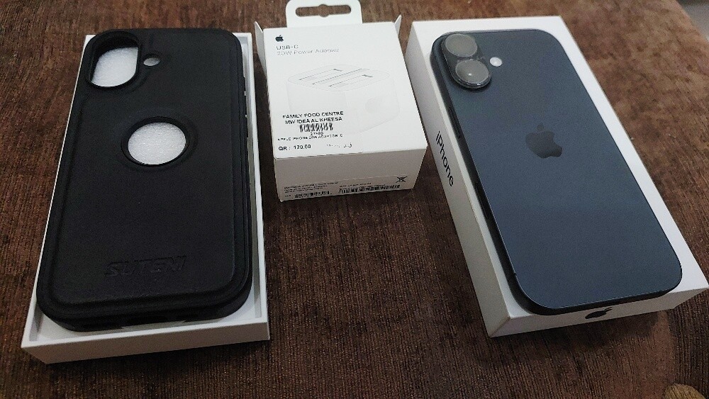 iphone 17 like new with charger - 1