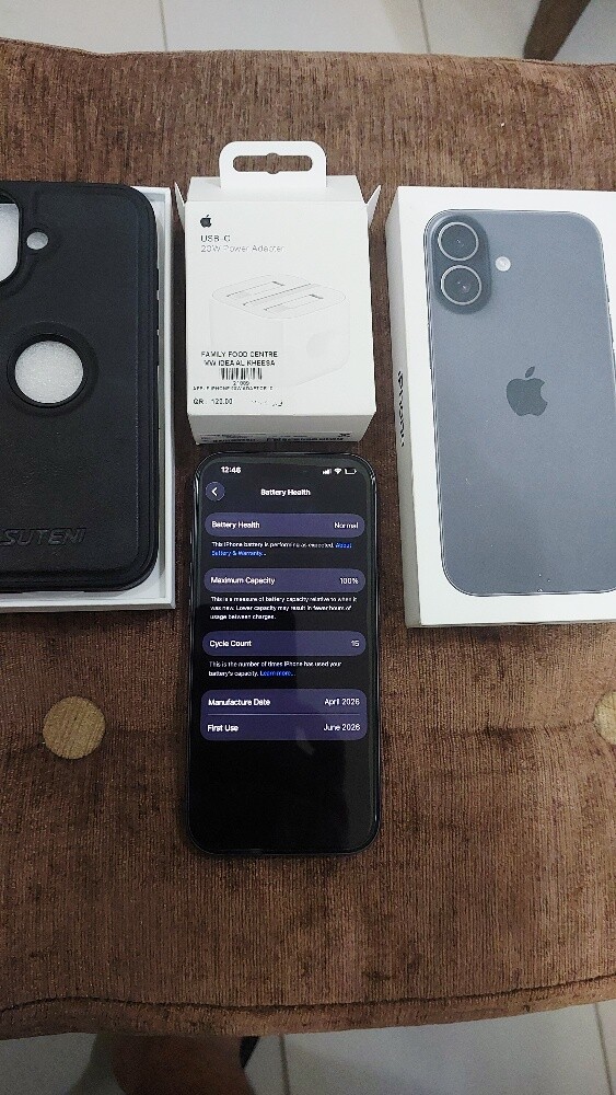 iphone 17 like new with charger - 2