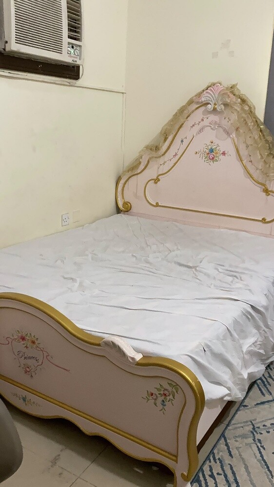queen size bed and matttess for sal - 1