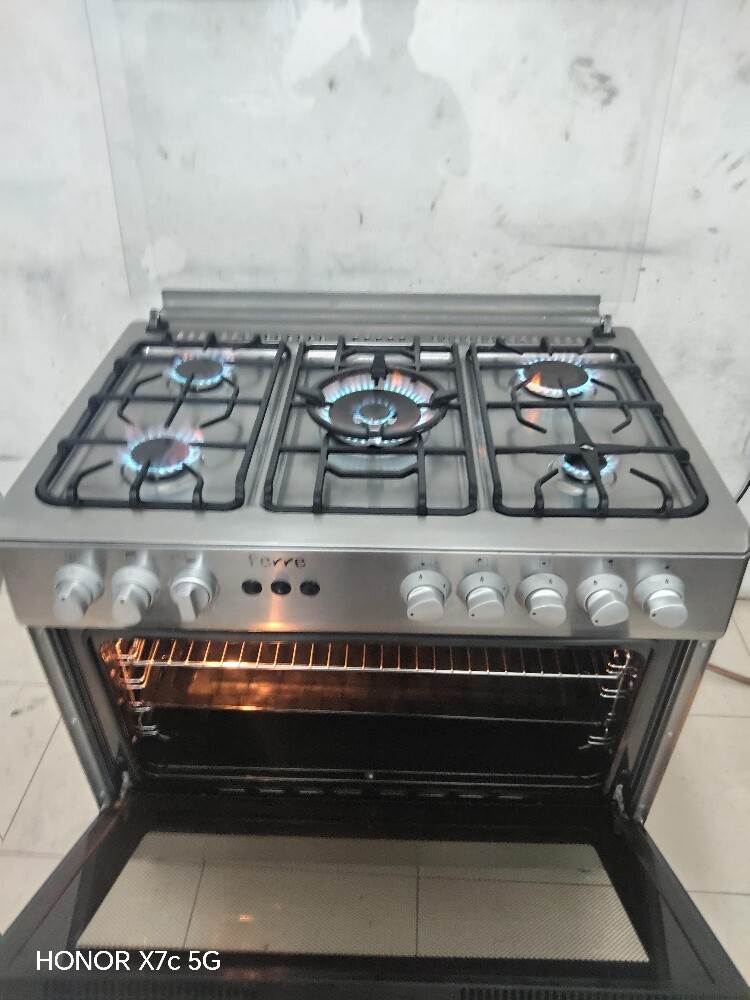 gass cooker available - 2