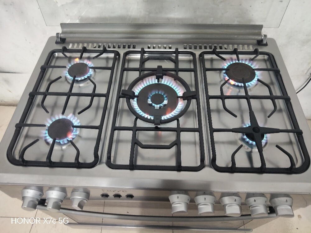 gass cooker available - 4