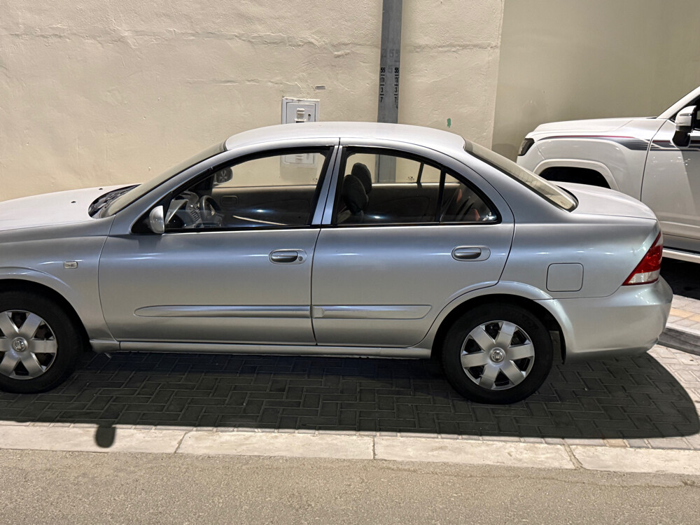 Nissan sunny  - 1