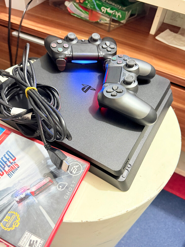 PS4 SLIM with 2 Original controller - 4