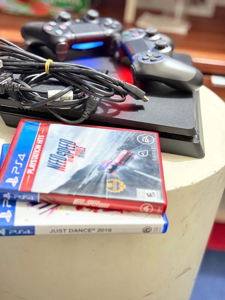 PS4 SLIM with 2 Original controller - 6