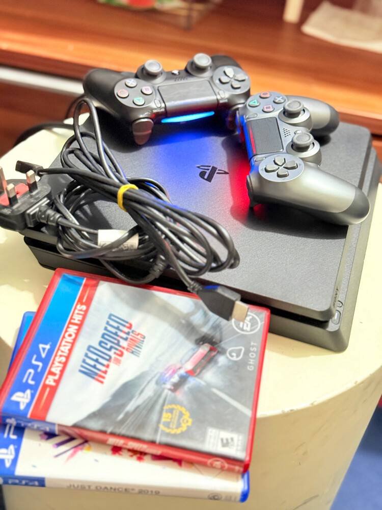 PS4 SLIM with 2 Original controller - 3