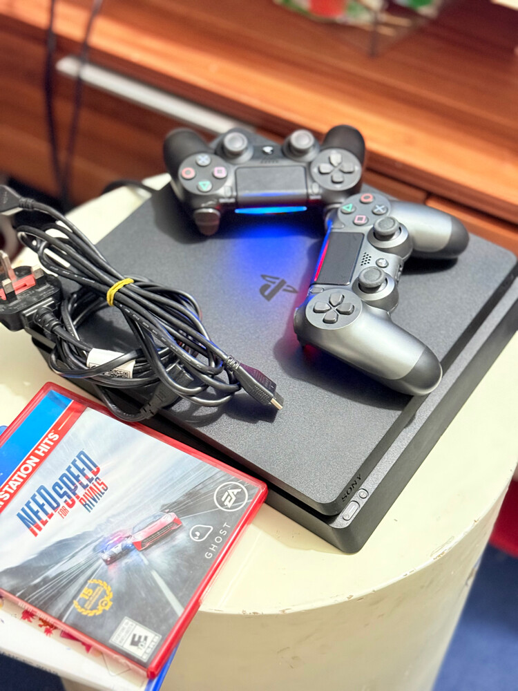 PS4 SLIM with 2 Original controller - 5