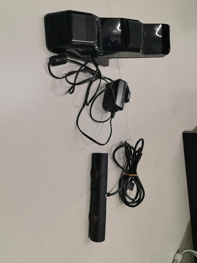 ps4 controllers charging / ps4 cam - 1